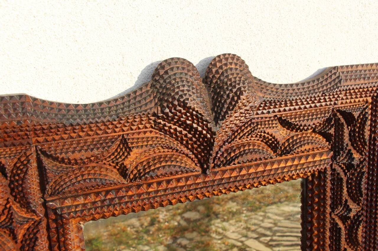 Tramp Art mirror from the 19th century in hand-carved wood.