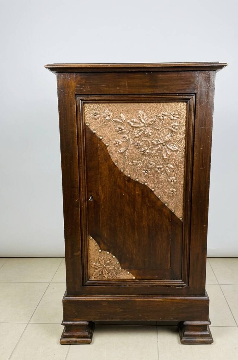 Small storage unit in solid wood and copper.