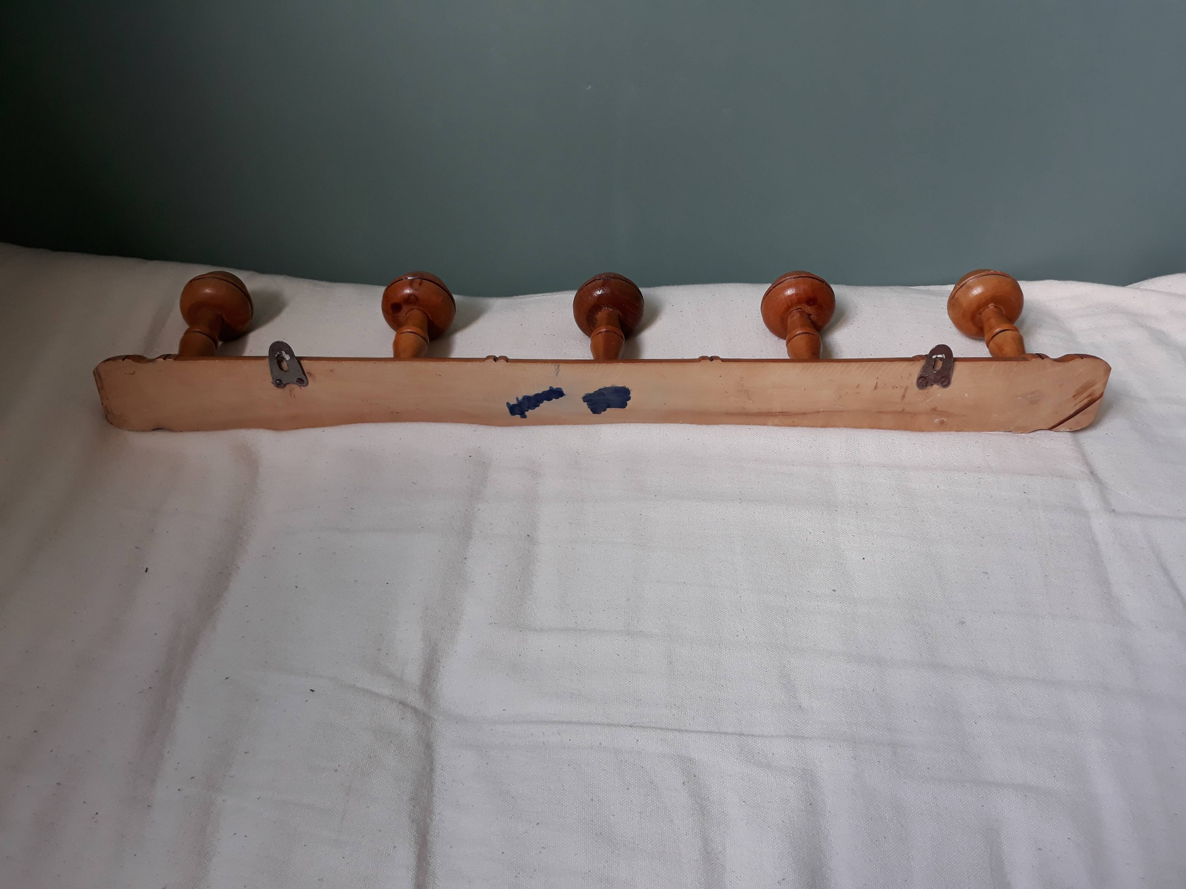 Bamboo-like wall coat rack with 5 mushroom hooks