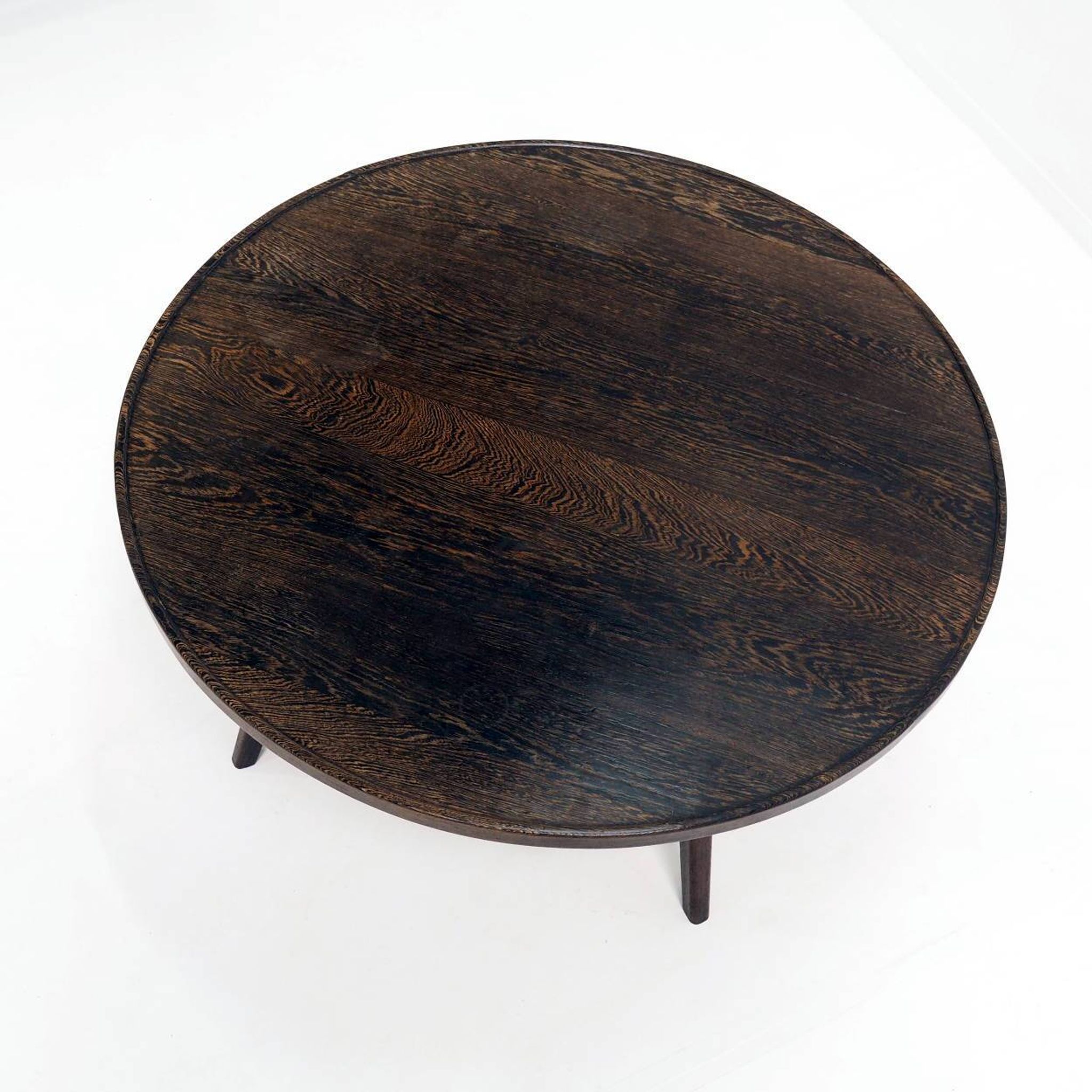 Table basse rurale à l'architecture contemporaine, bois de wengé massif