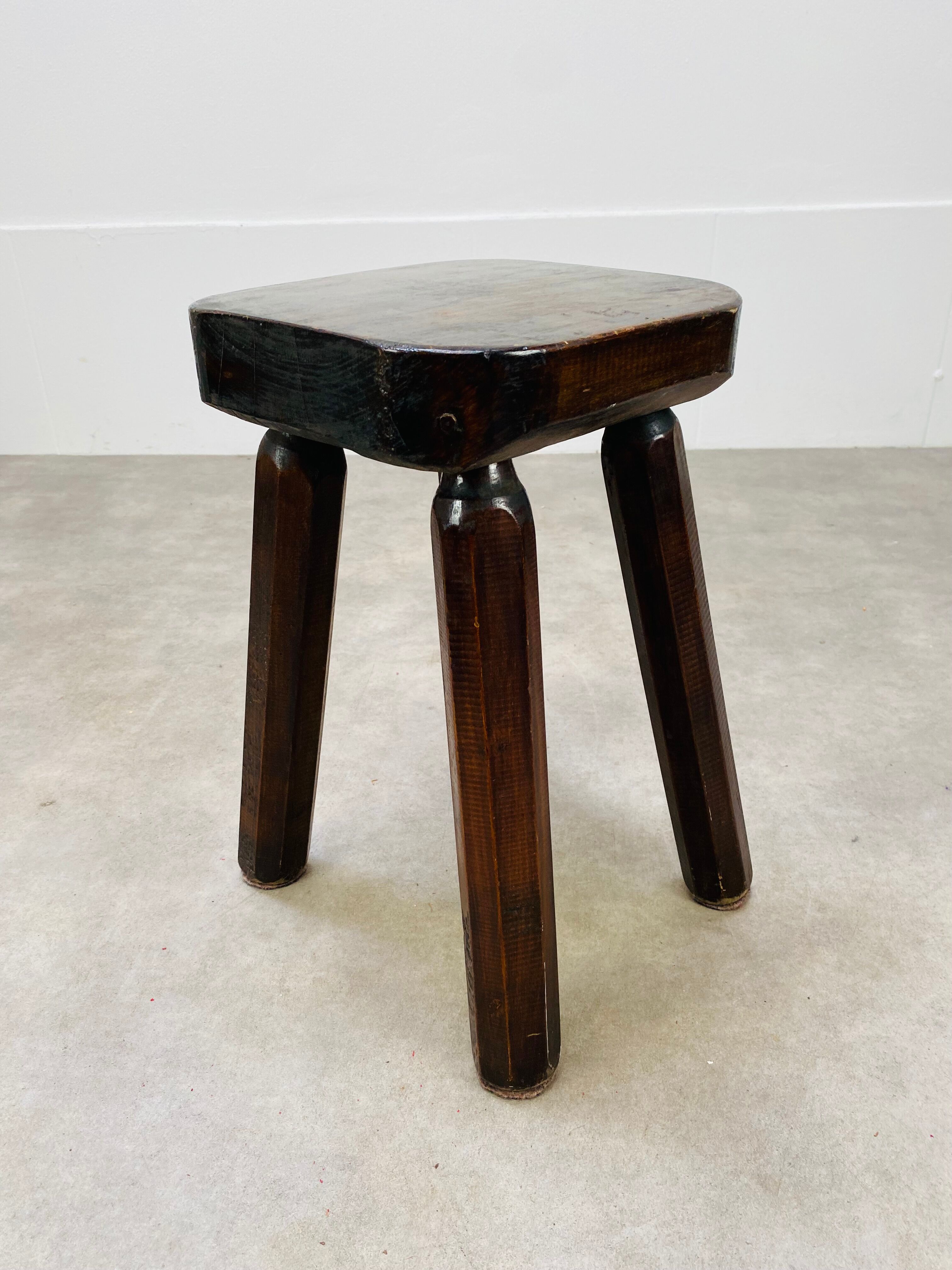 Tabouret brutaliste en bois massif style chalet