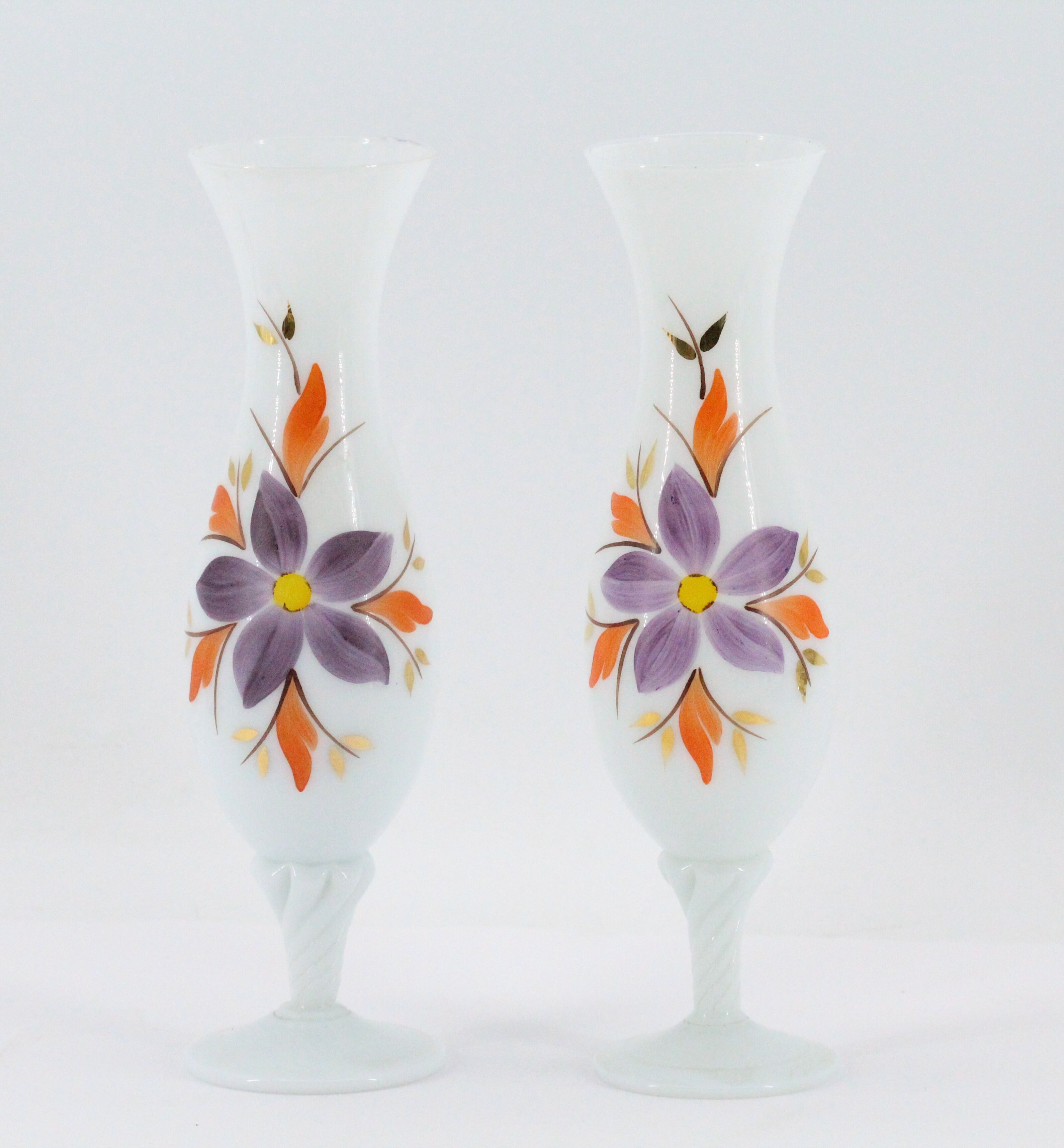 Paire de vases en opaline peints à la main