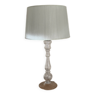 Lampe à poser, pied en verre de Murano et abat-jour plissé blanc