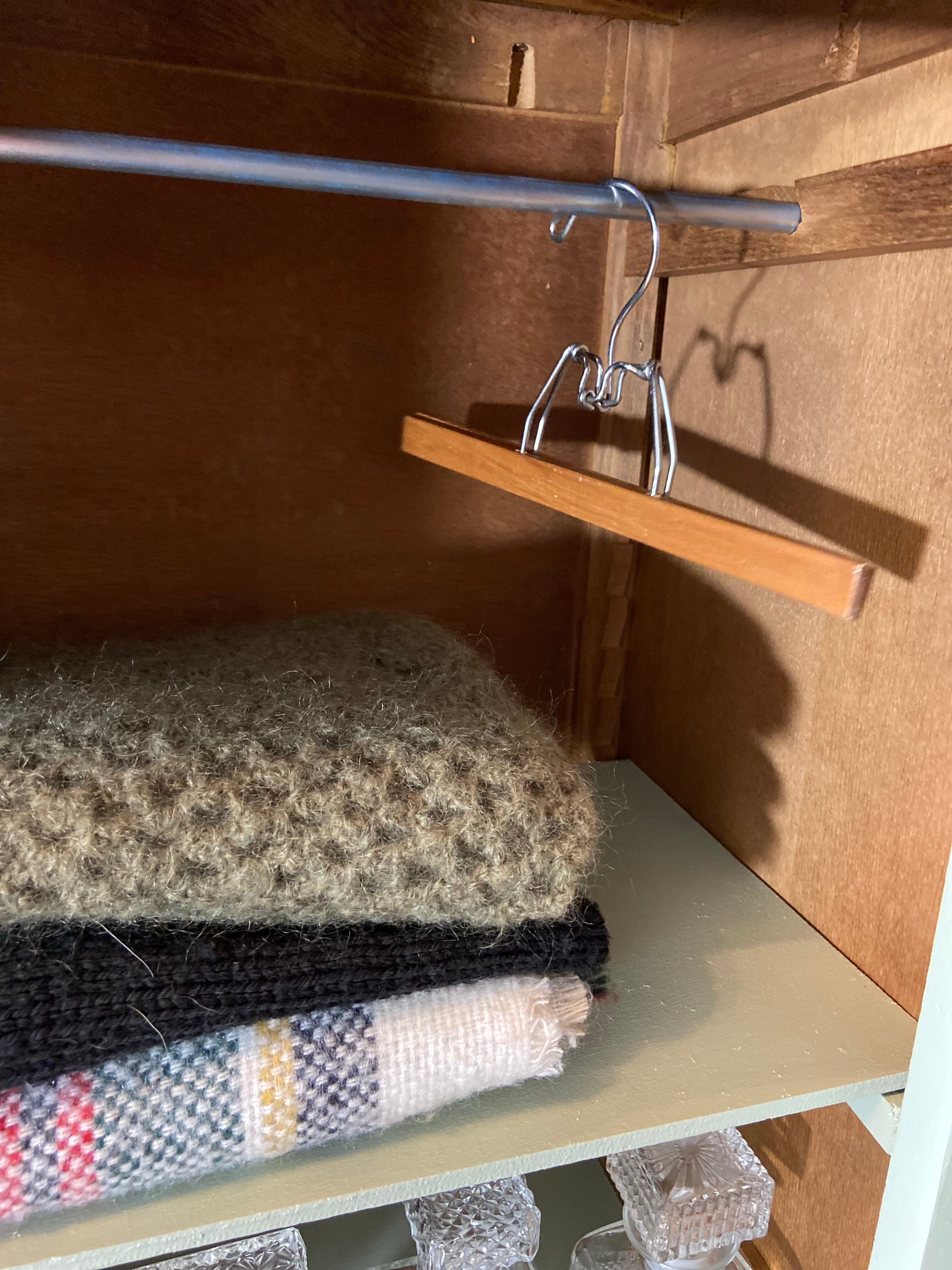 Wardrobe vintage bonnetière soft green 1970