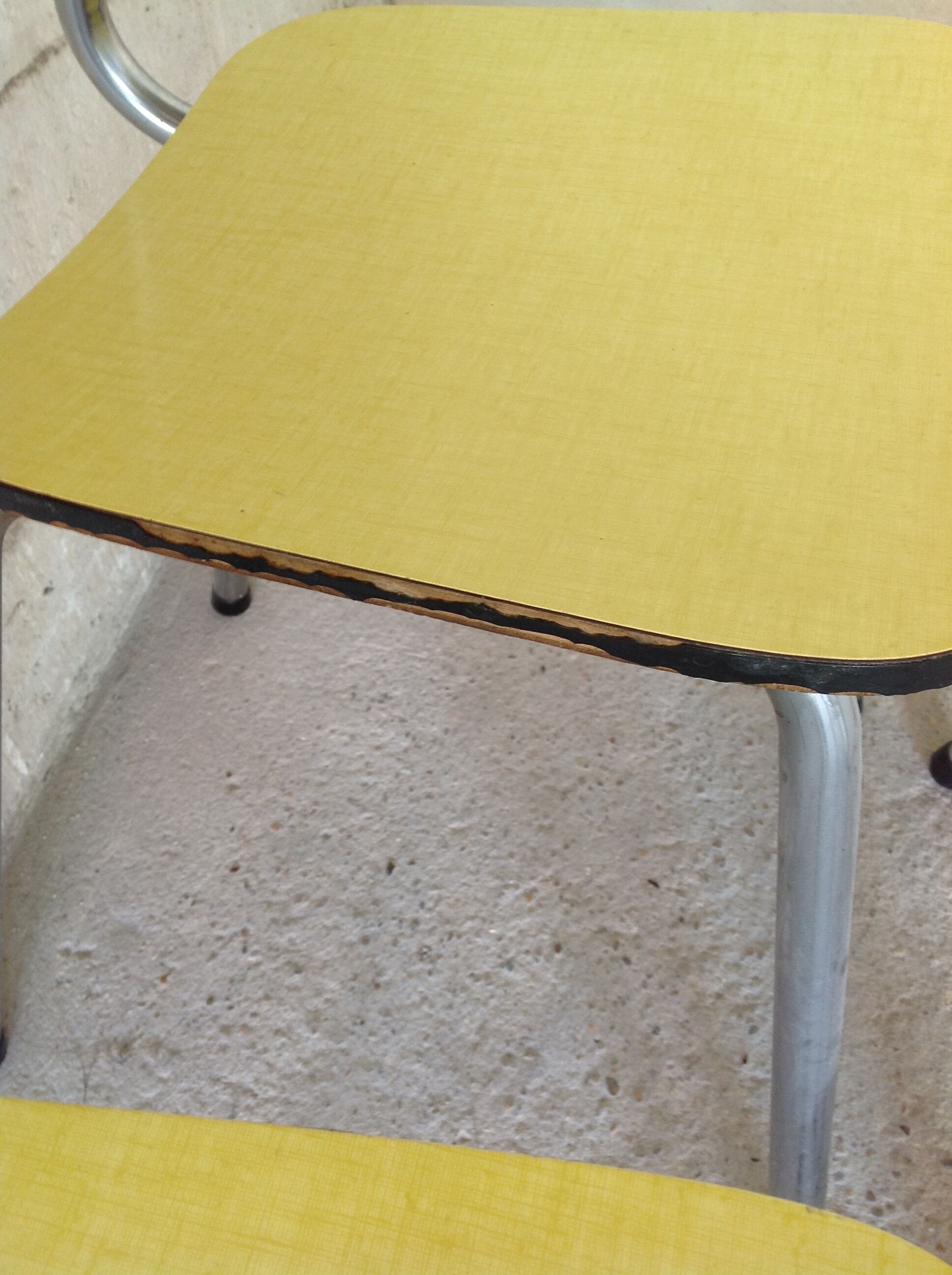 Yellow formica table and its 4 chairs