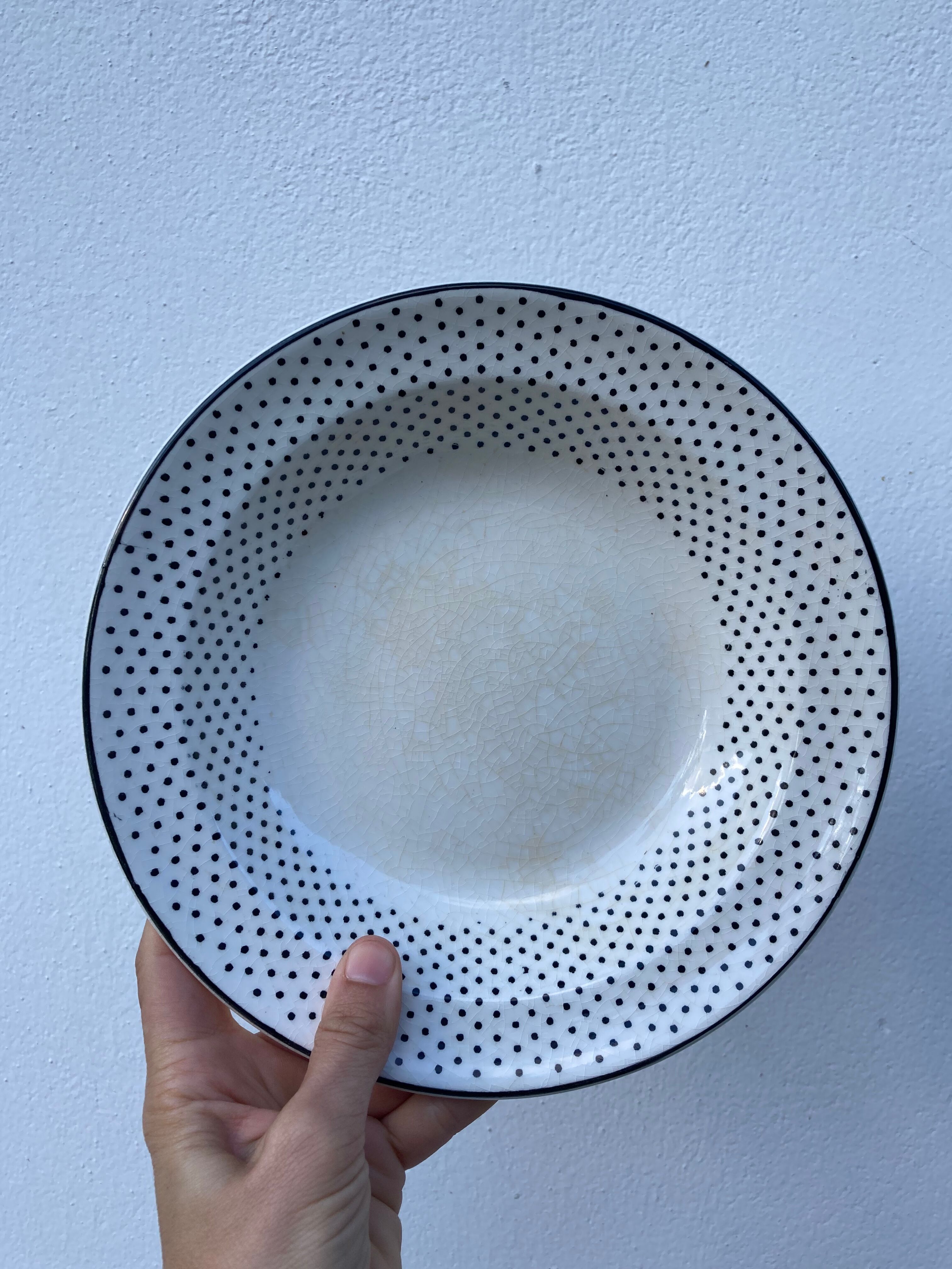 Gien service for 6 people with black polka dots: soup plates and flat plates