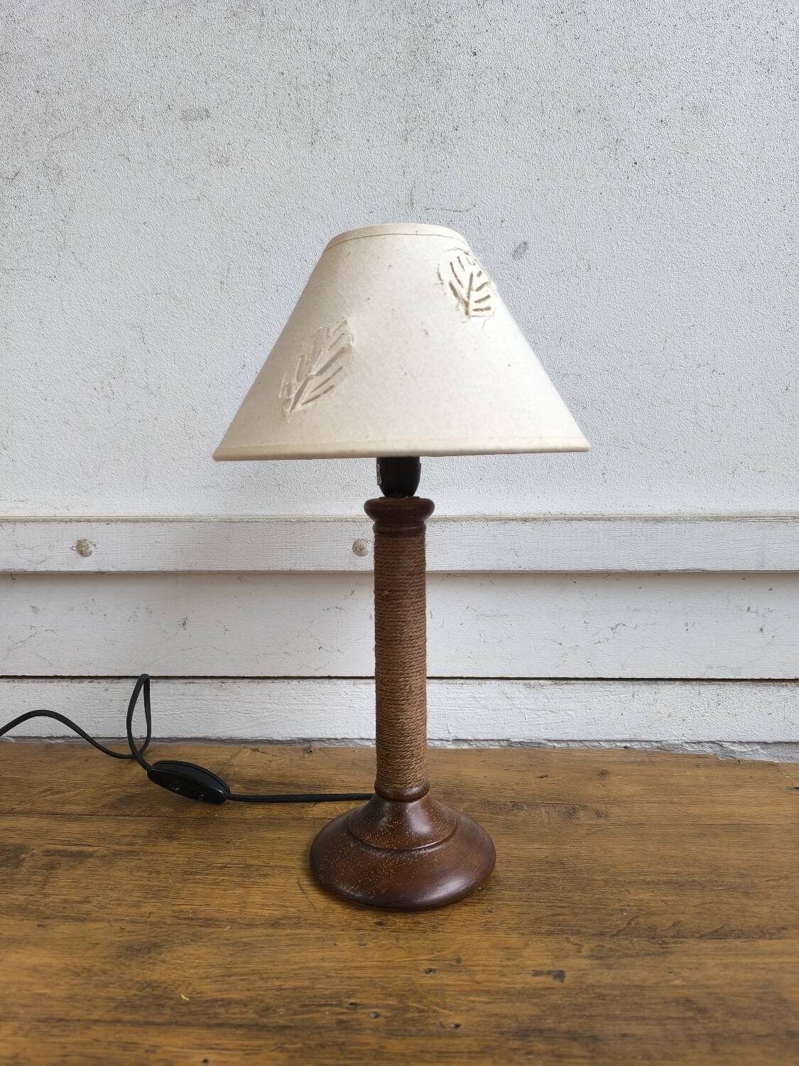 Table lamp in turned wood and rope