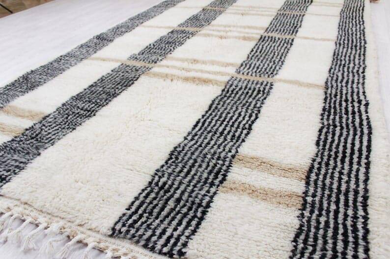 Traditional Moroccan beni ourain rug in wool, size 100 x 200 cm.