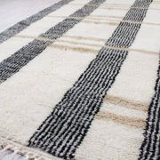 Traditional Moroccan beni ourain rug in wool, size 100 x 200 cm.