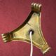 Lampe en métal doré et albâtre avec abat-jour frangé style Hollywood Regency - années 70