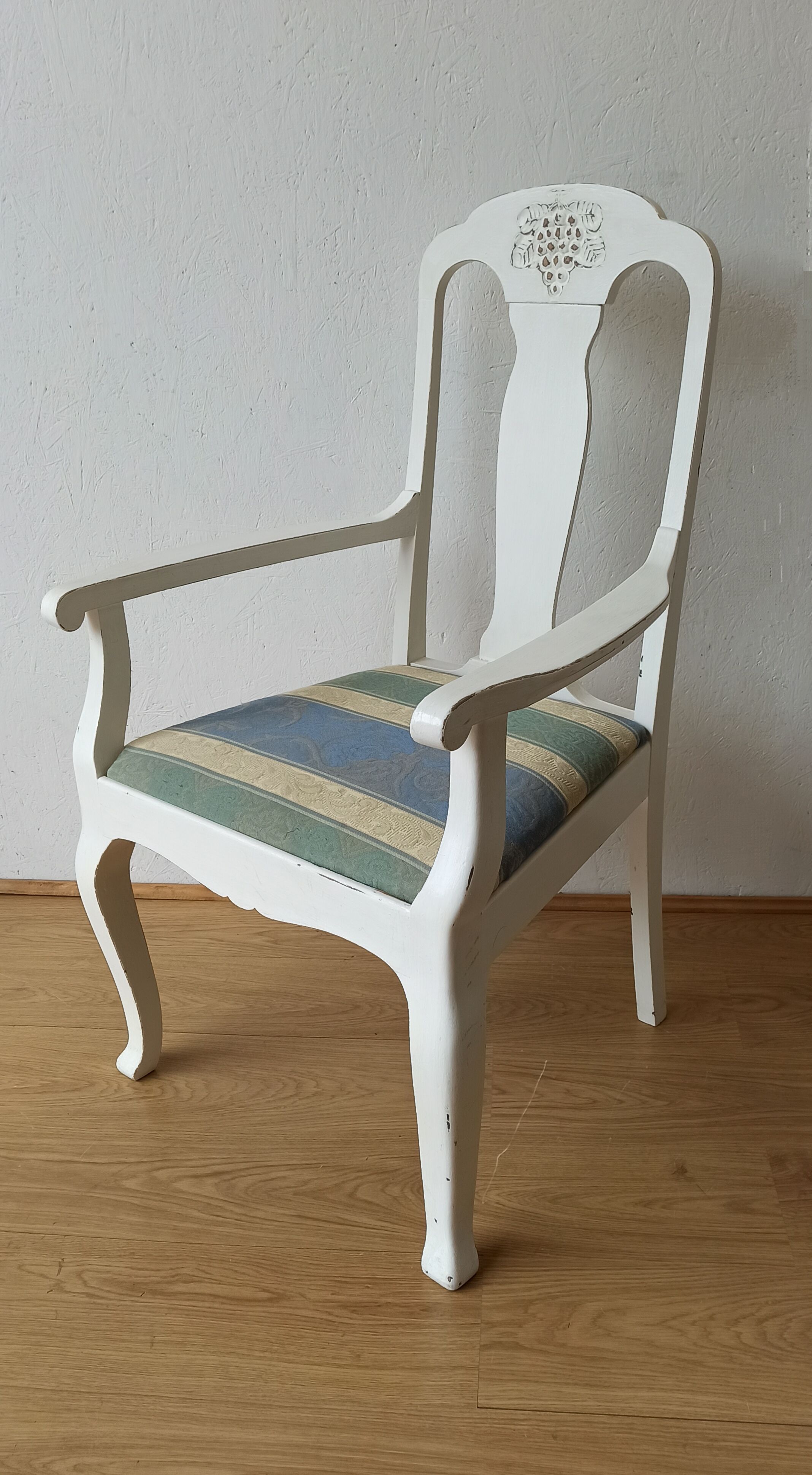 White throne / chair sweden