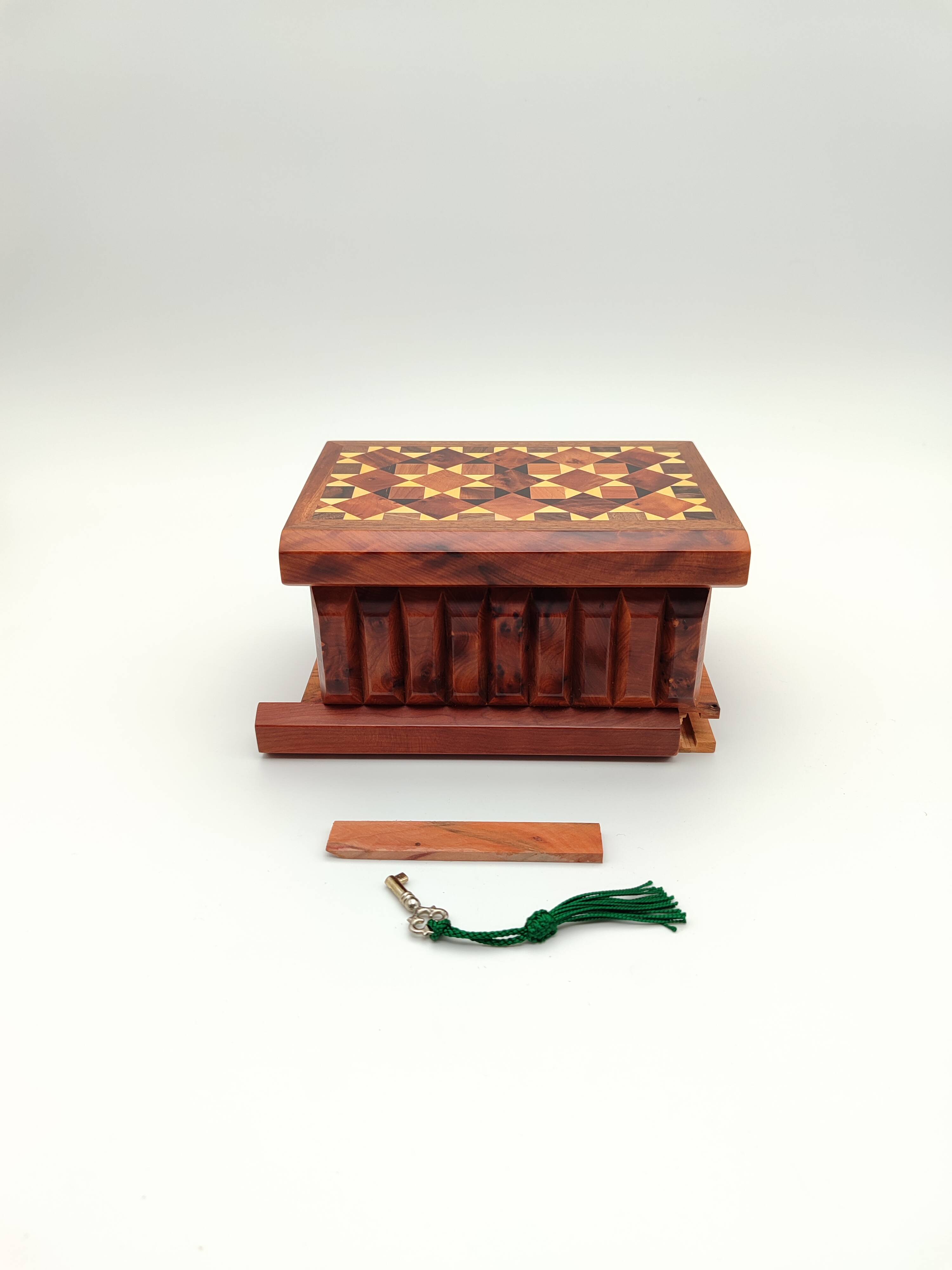 Thuya wood secret box
