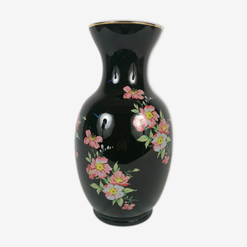 Vase opalin noir à décor de fleurs
