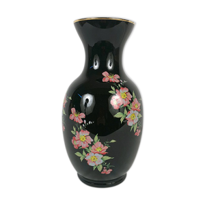 Vase opalin noir à décor de fleurs