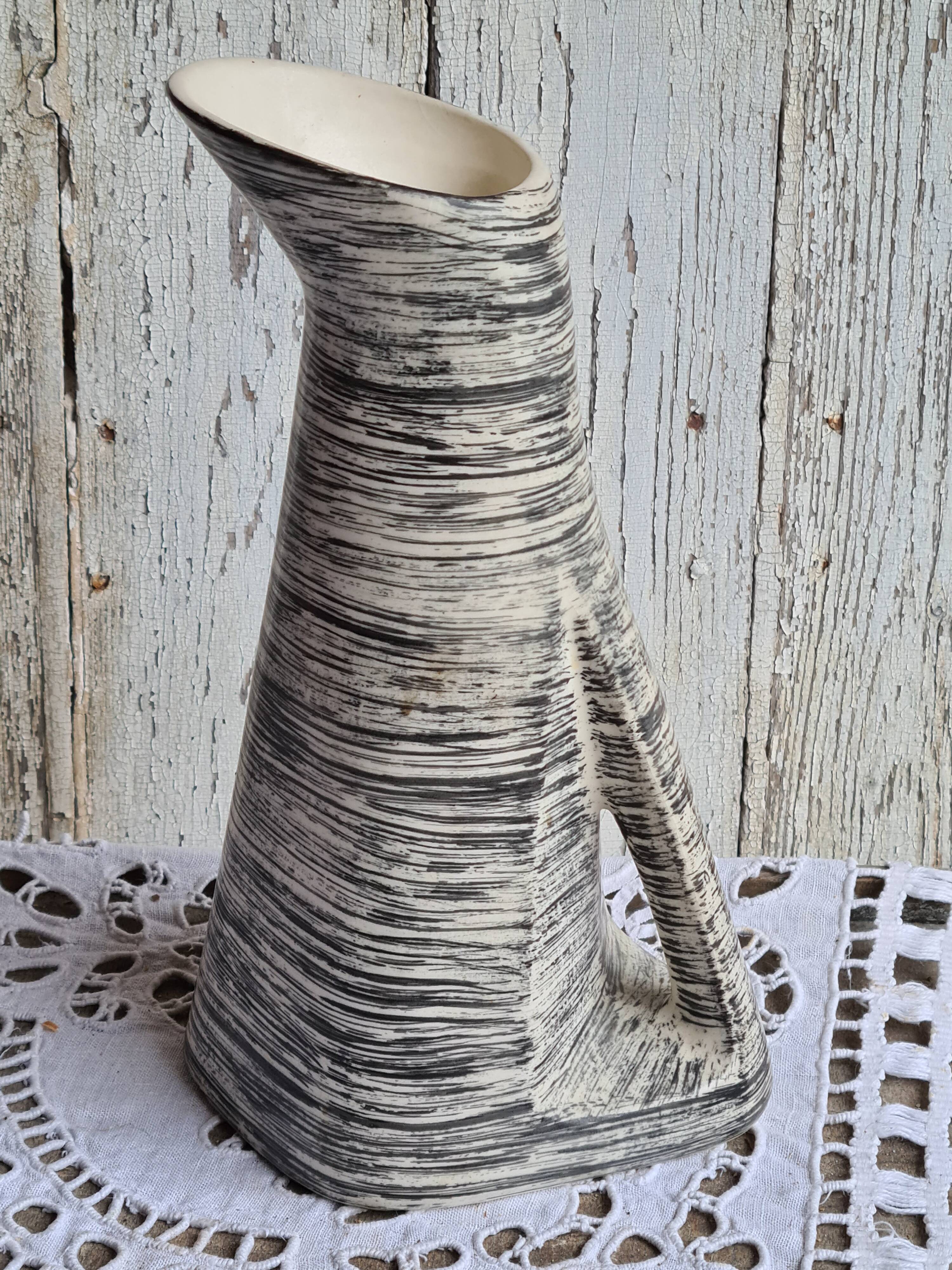 Graphic pitcher Salins service Bazas