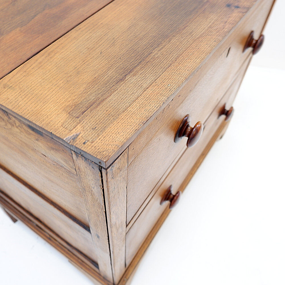 Commode rustique avec deux tiroirs et pieds sculptés - 1930
