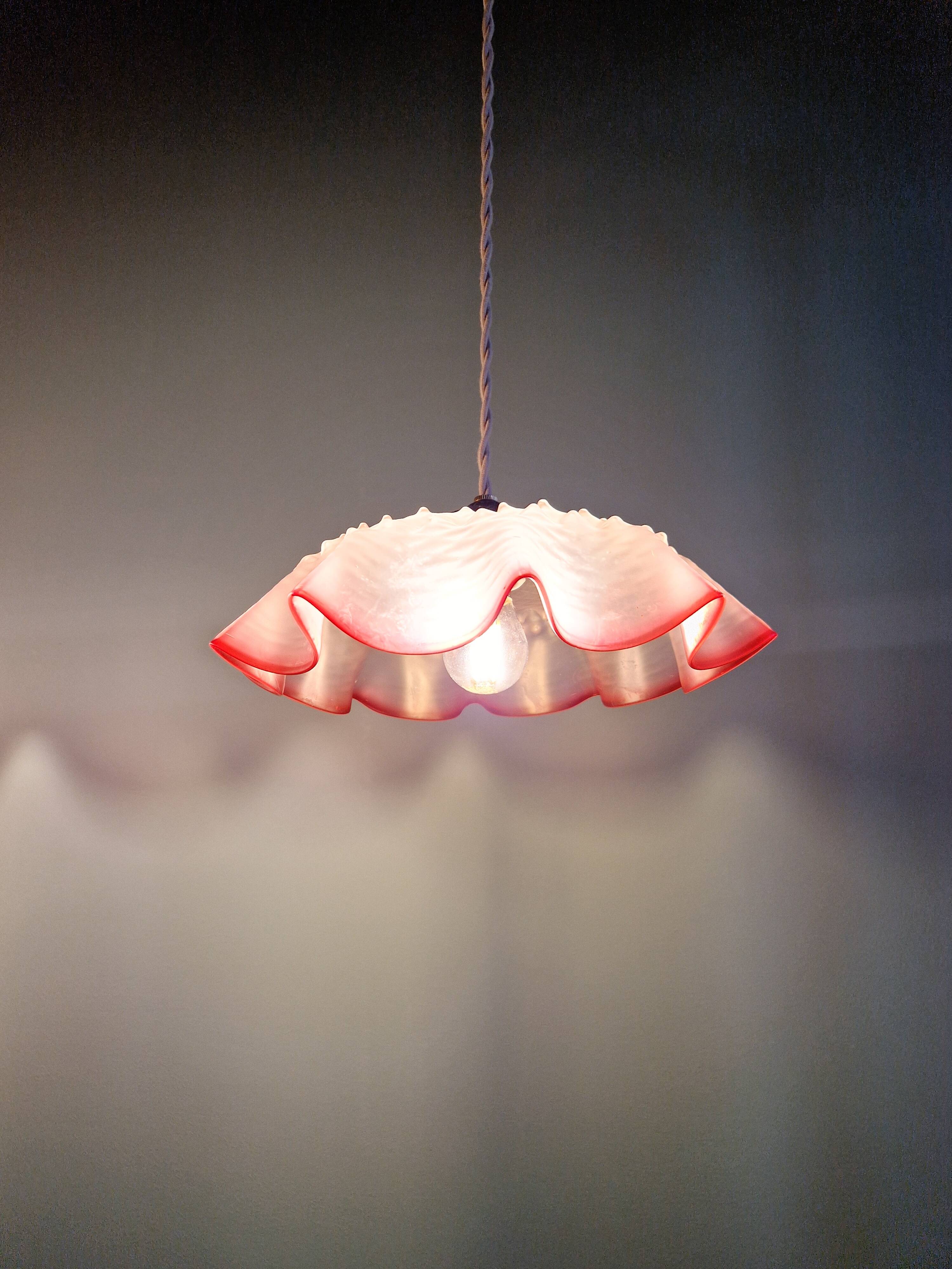 Paire de suspensions festonnées en verre satiné transparent et rose, années 1920-30