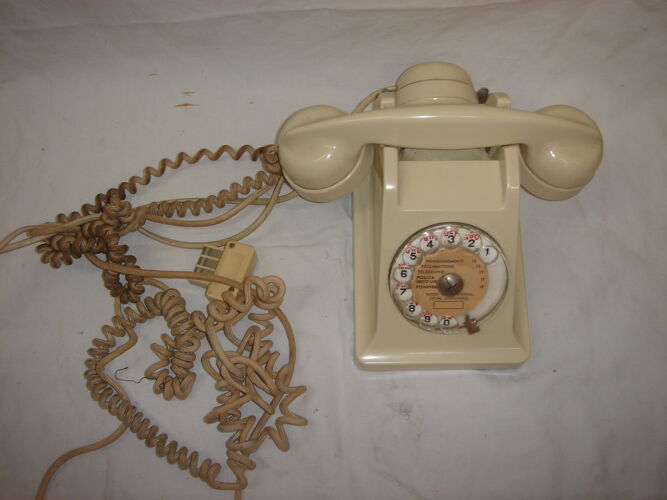 Téléphone en bakélite ivoire blanc de 1950
