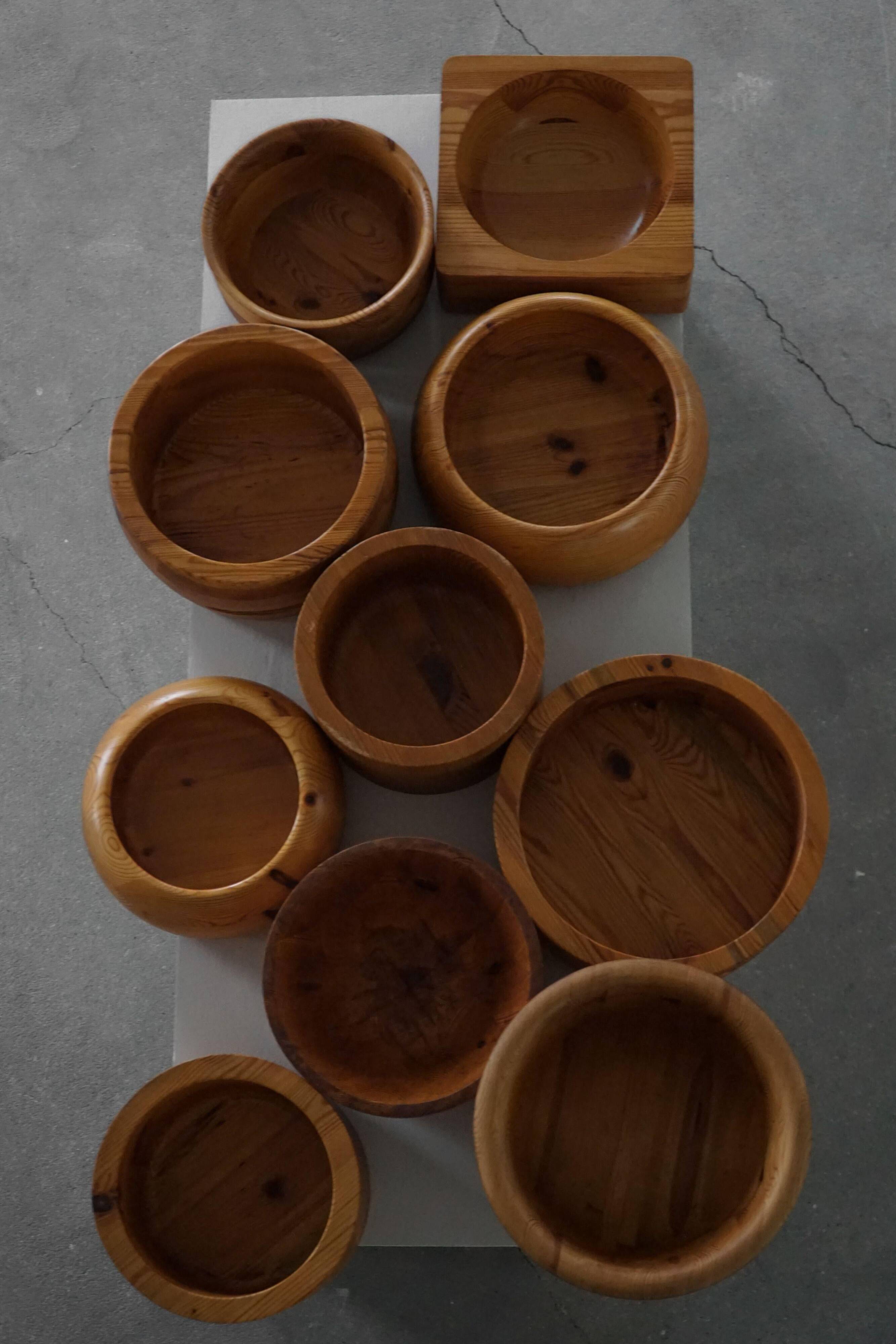 Set of 10 Scandinavian bowls in Swedish pine from the mid-century, made by Holmbergs & Varnamo, 1970s.