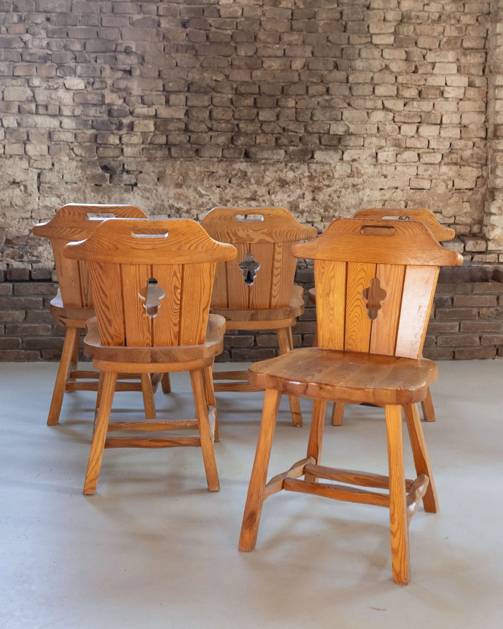 Set of four sculptural pine dining chairs – 1970s