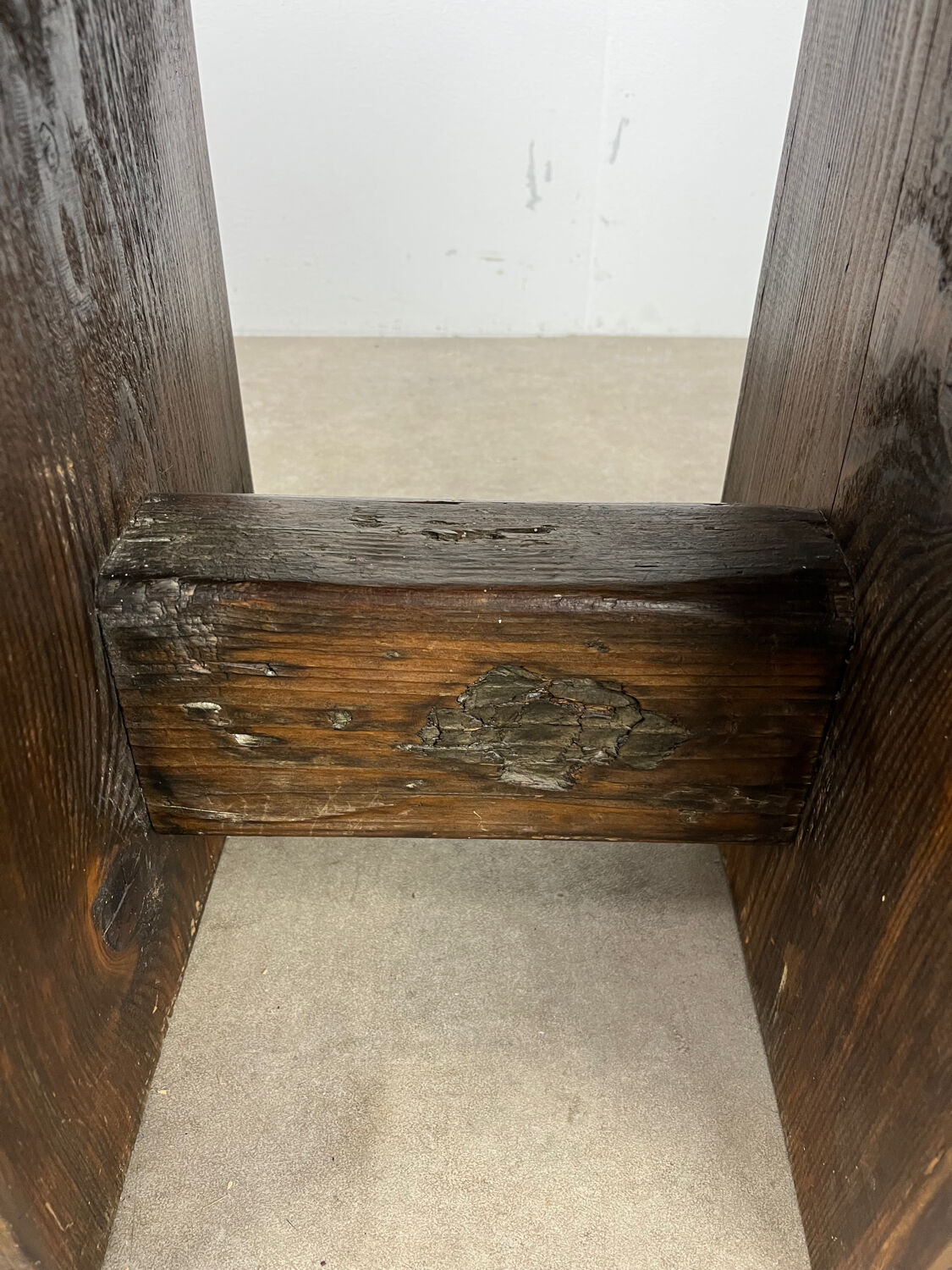 Tabouret brutaliste en bois massif style chalet