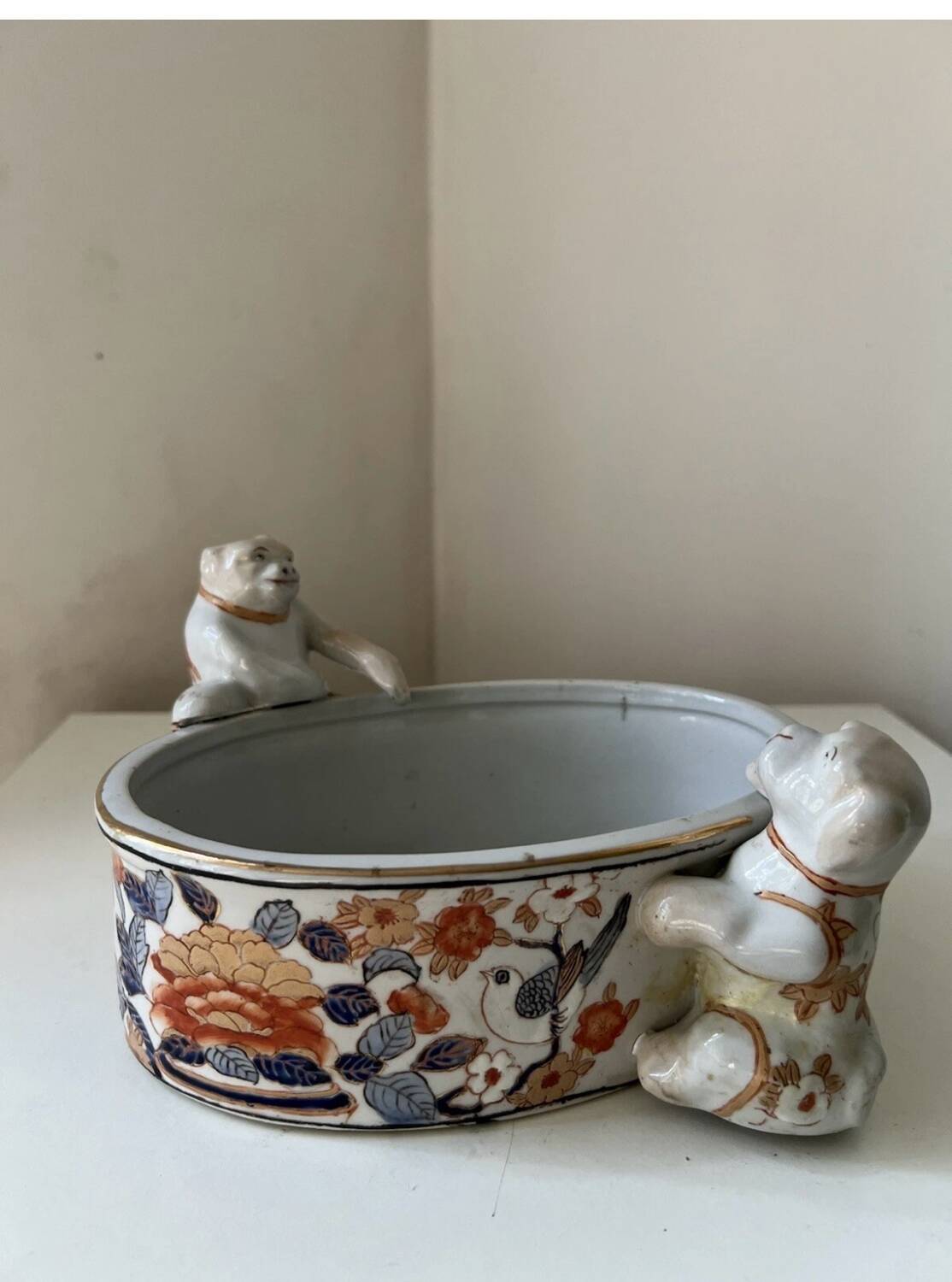 Antique Imari planter with zoomorphic dog decoration, 19th century.