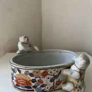 Antique Imari planter with zoomorphic dog decoration, 19th century.