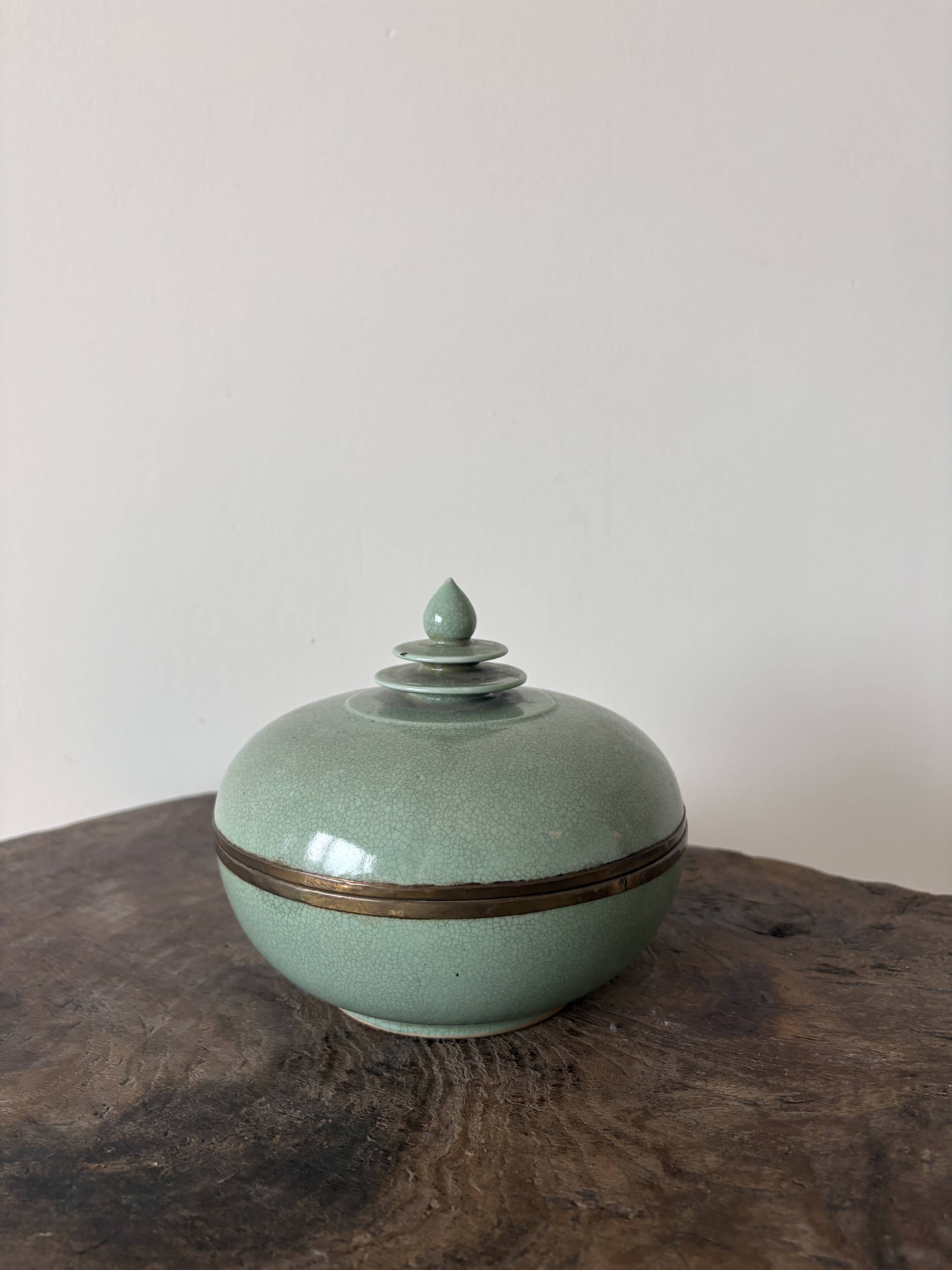 Mooie oude jade achtige blauwe groene keramische pot