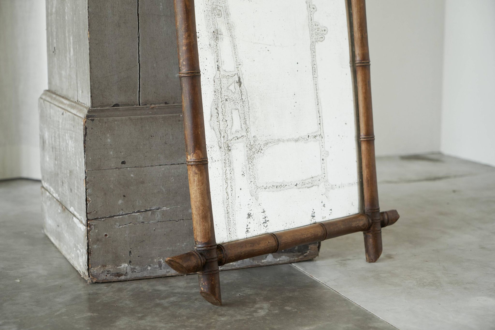 Large faux bamboo mirror in solid wood and patinated mirror, early 20th century.