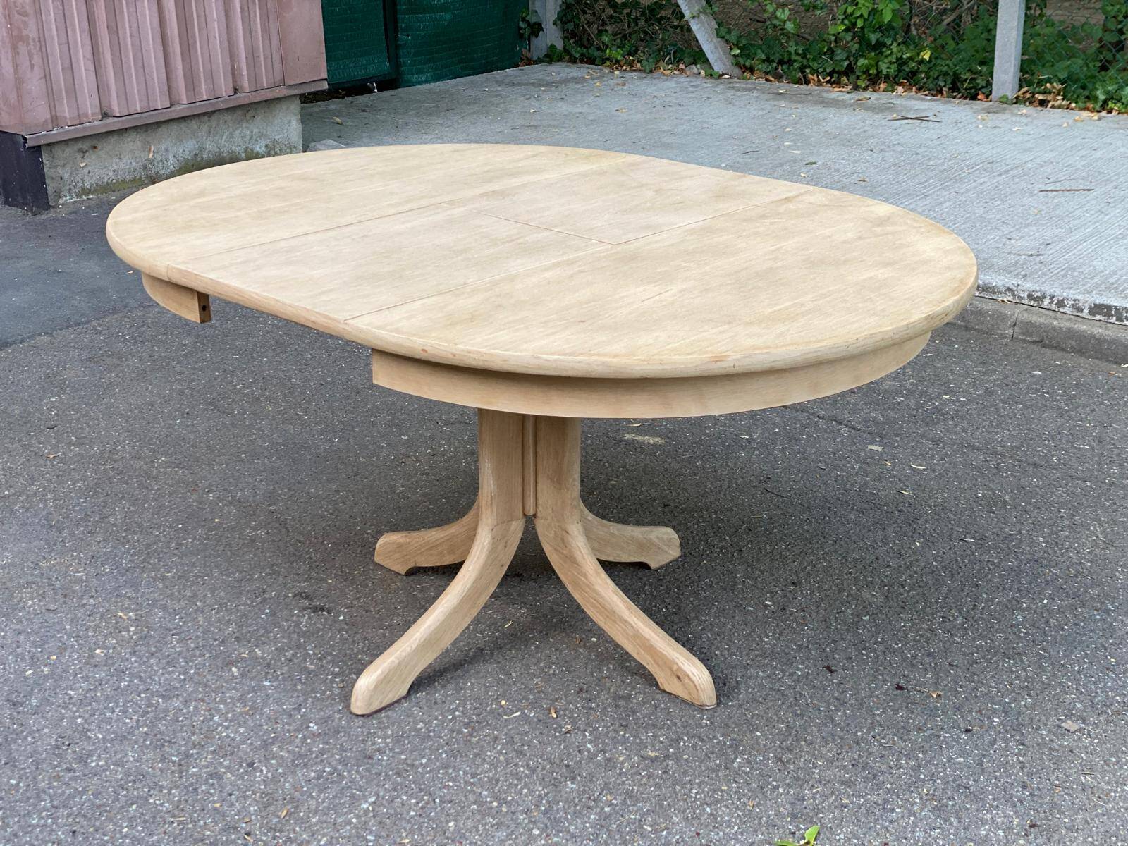 Renovated Scandinavian dining table in solid oak with a central leg from the 1970s.