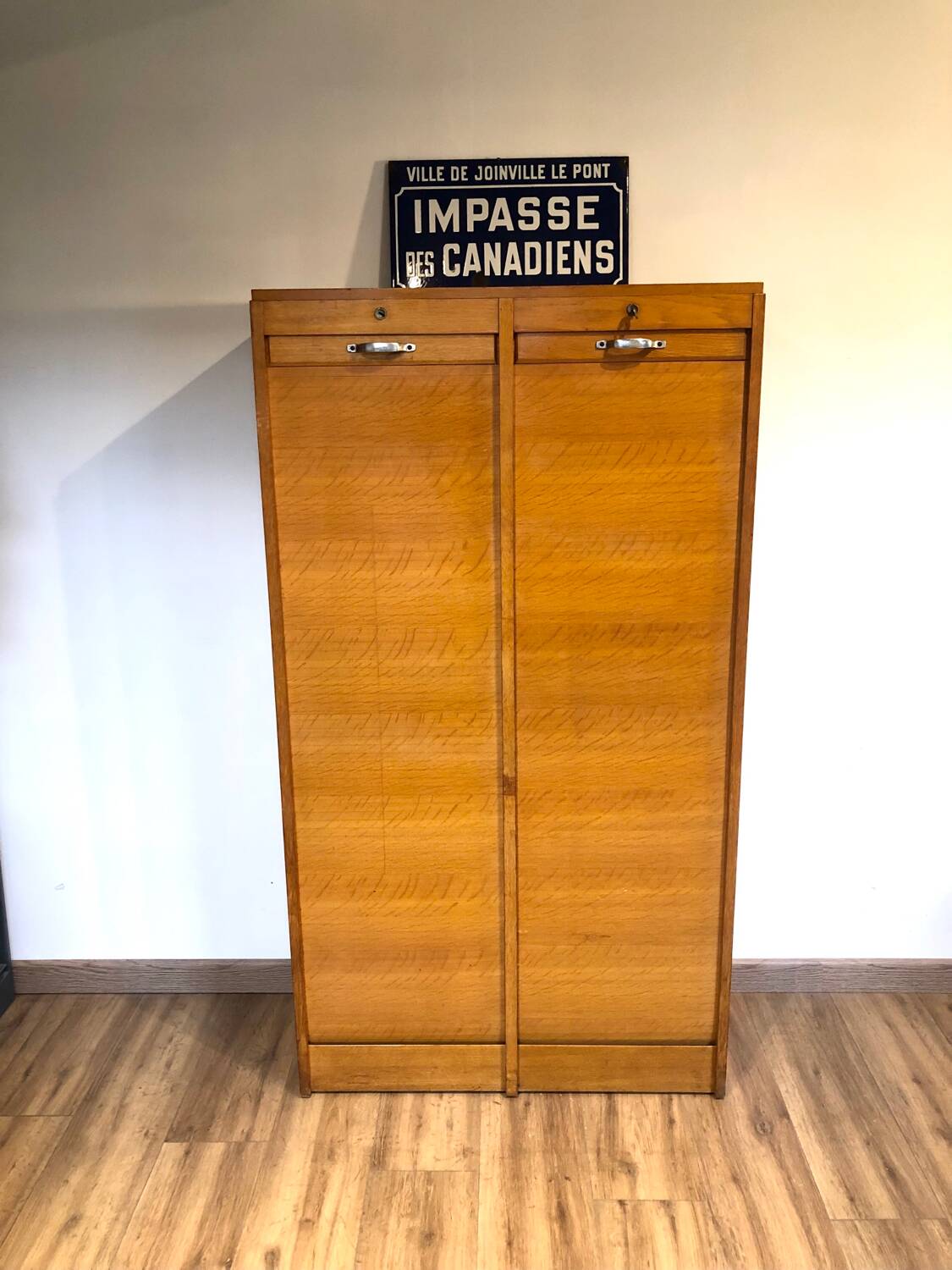 Double curtain filing cabinet