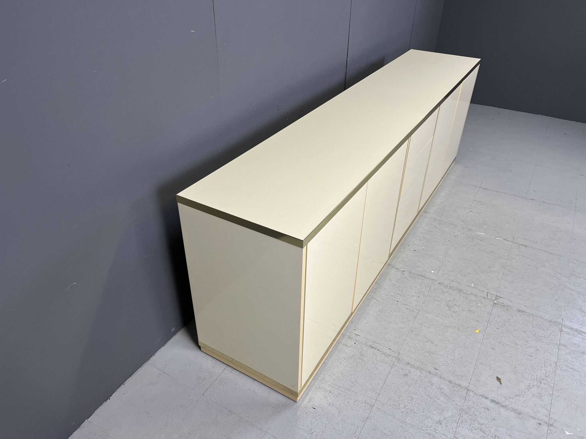 Beige lacquered credenza, 1970s