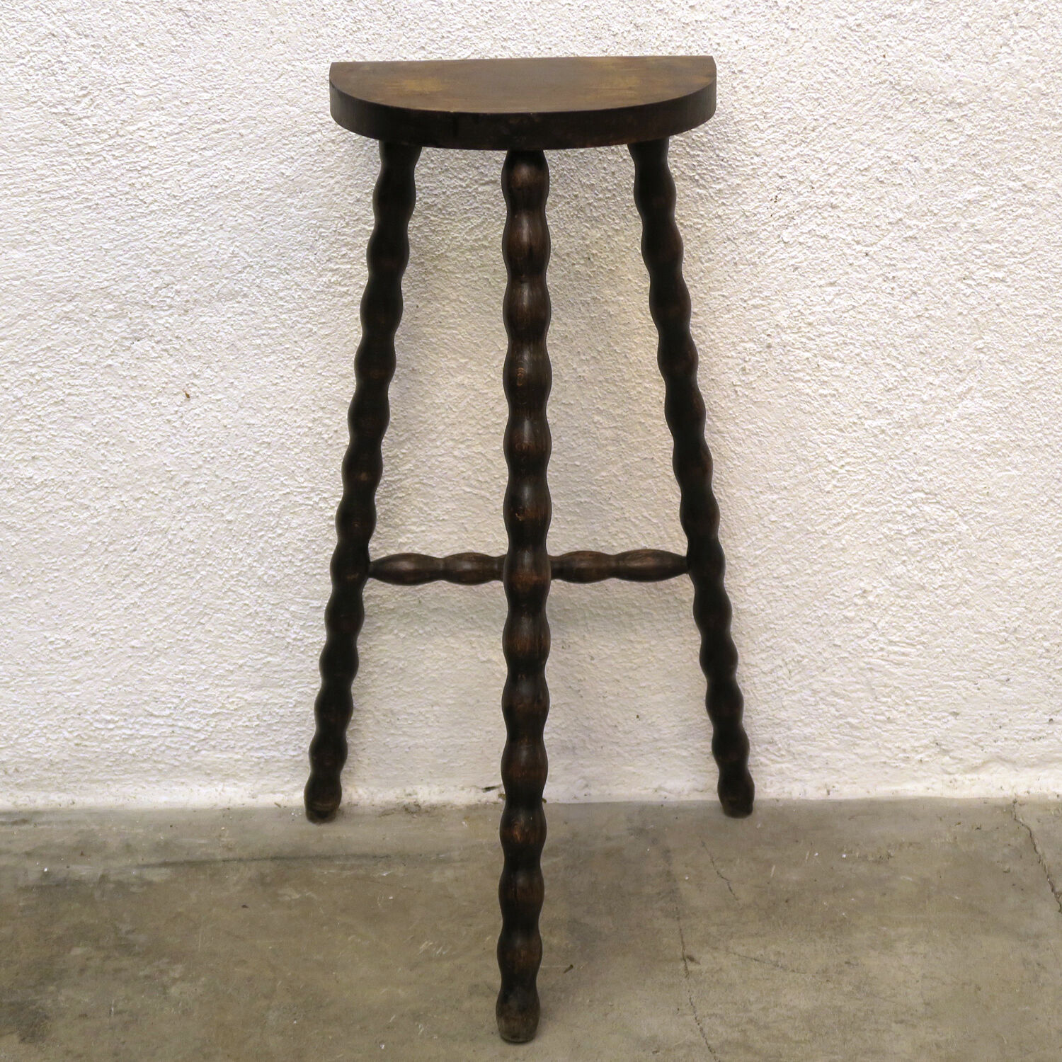 High tripod tabouret