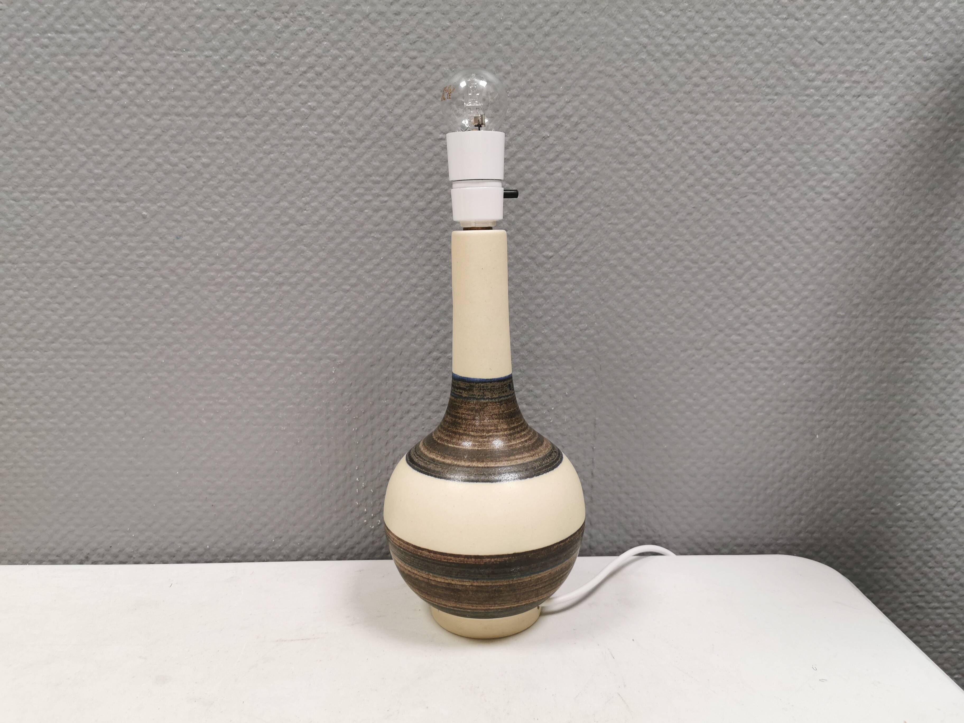 Beautiful table lamp in Ceramic, Danish and from the 1970-80s.