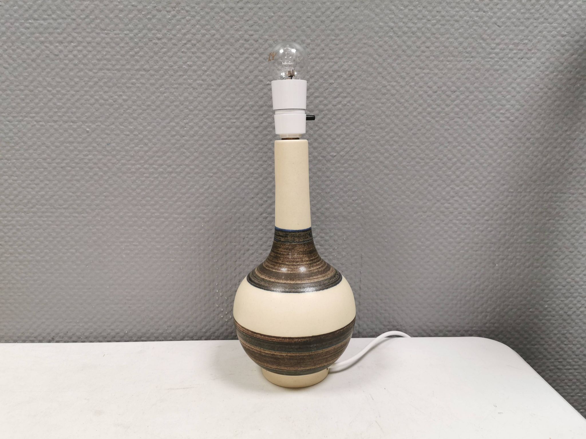 Beautiful table lamp in Ceramic, Danish and from the 1970-80s.
