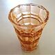 Vase rose en verre taillé