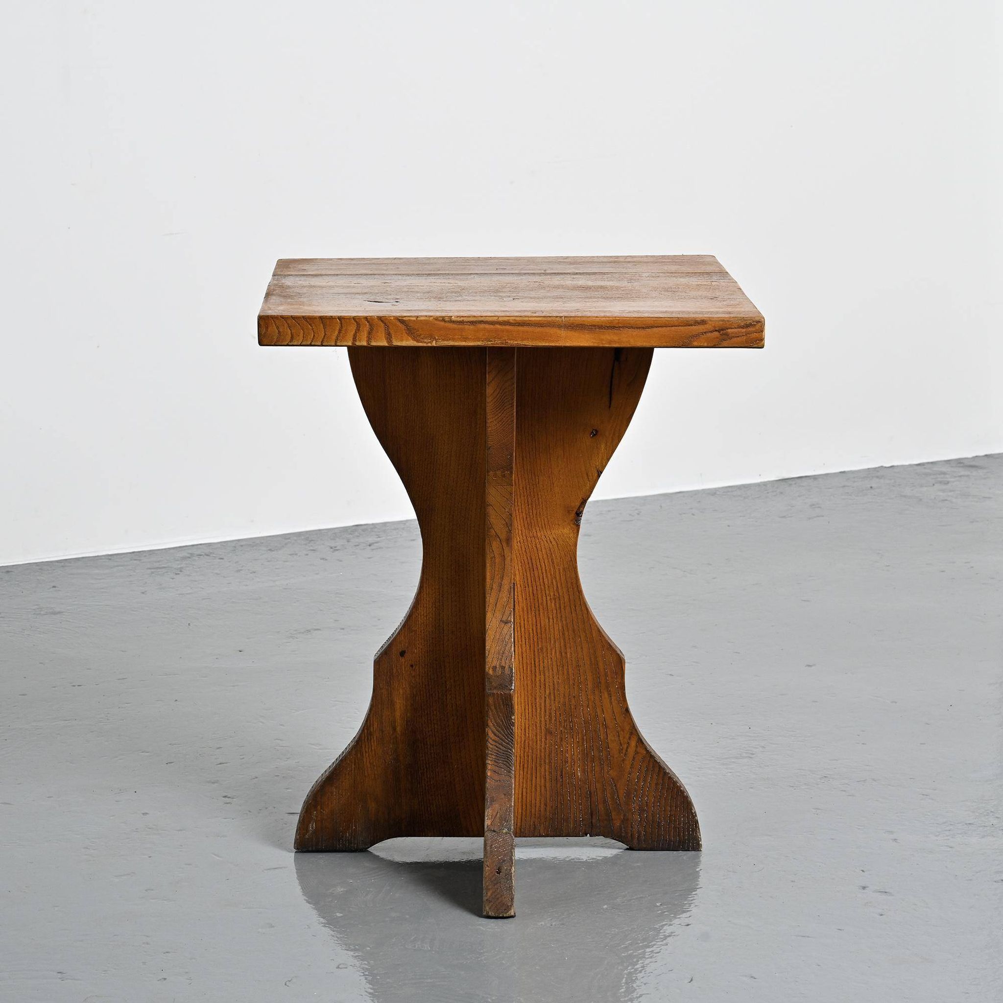 Paire de tables d'appoint en pin massif, Alpes françaises, vers 1970