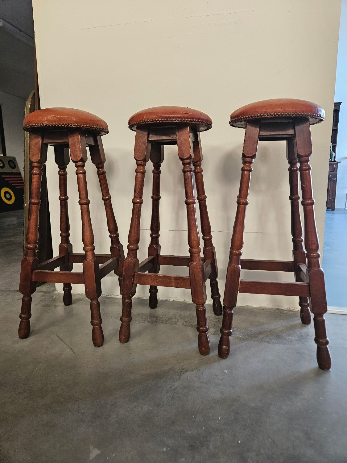 3 high stools in wood and leather