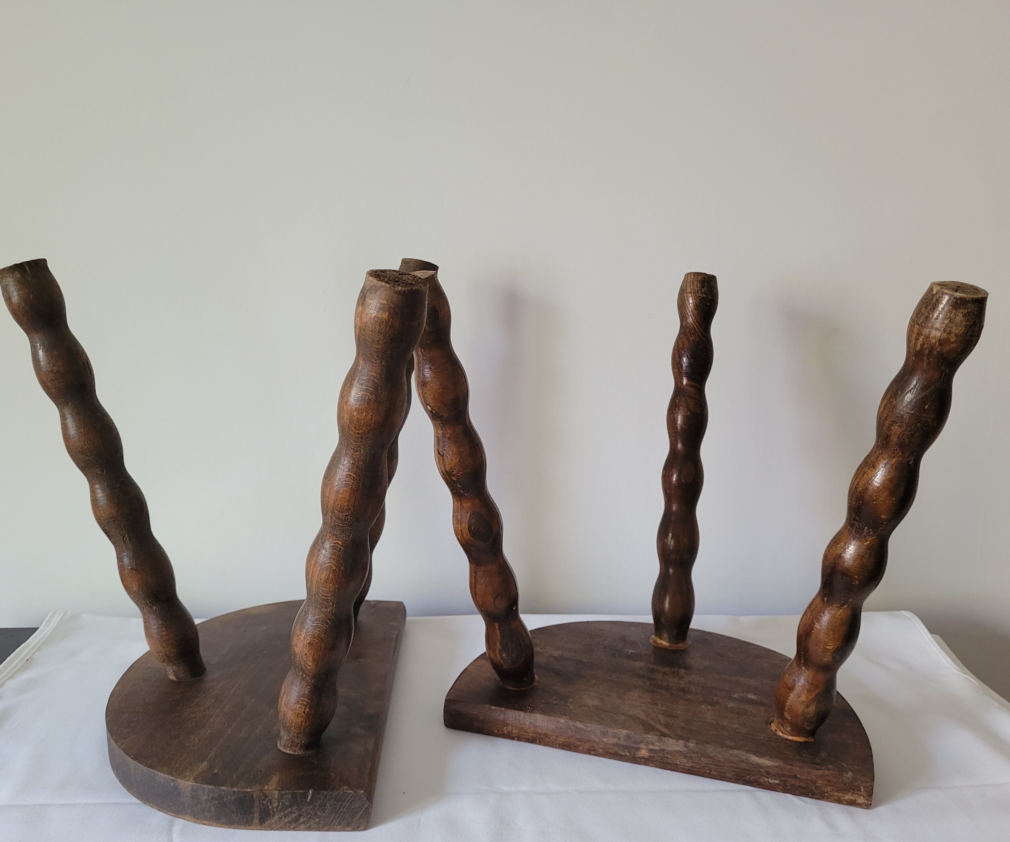 Duo de tabourets brutalistes demi-lunes