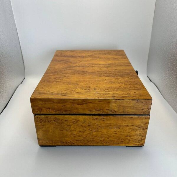 Boîte Biedermeier en bouleau glacé et laiton, Allemagne, années 1840.