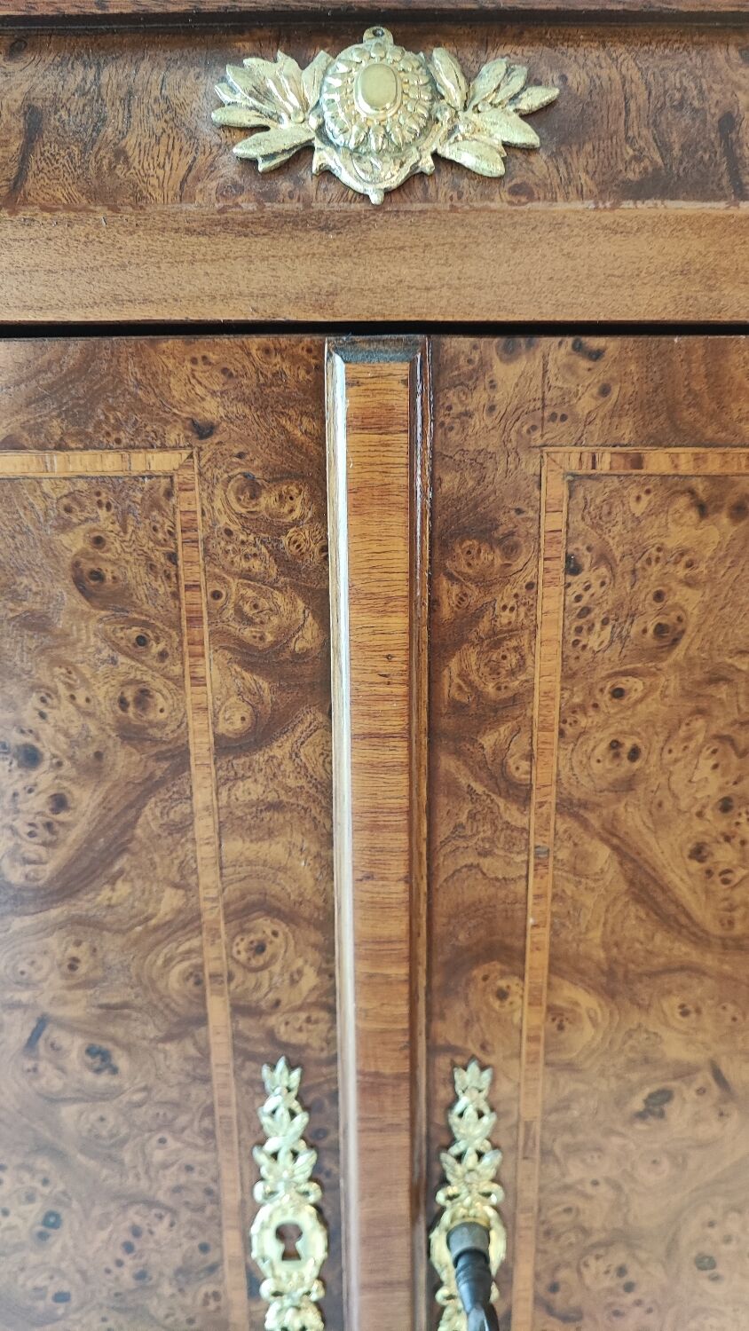 Armoire miniature en noyer Burr