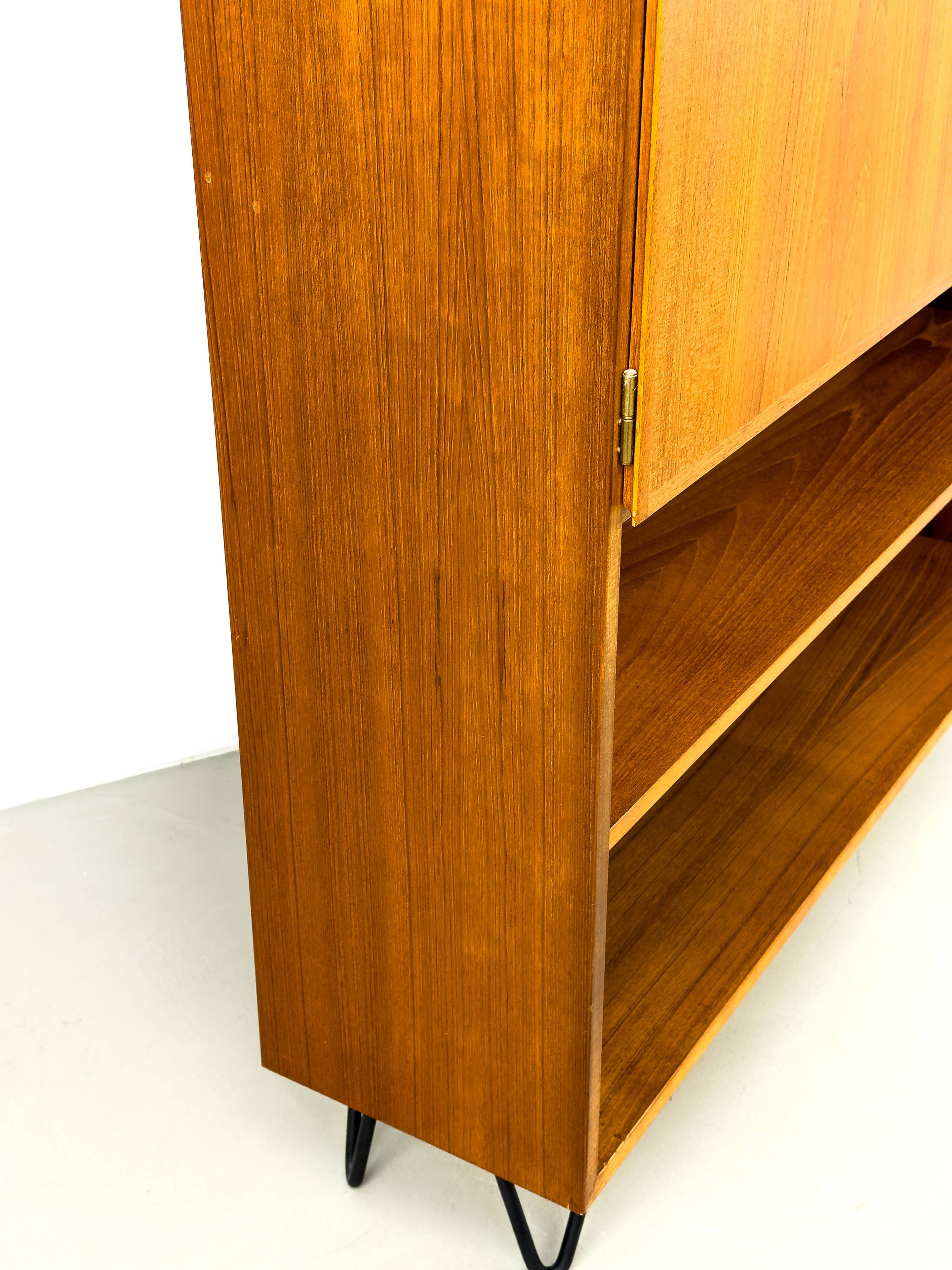 Bibliothèque danoise en teck avec portes par Omann Jun, 1960s