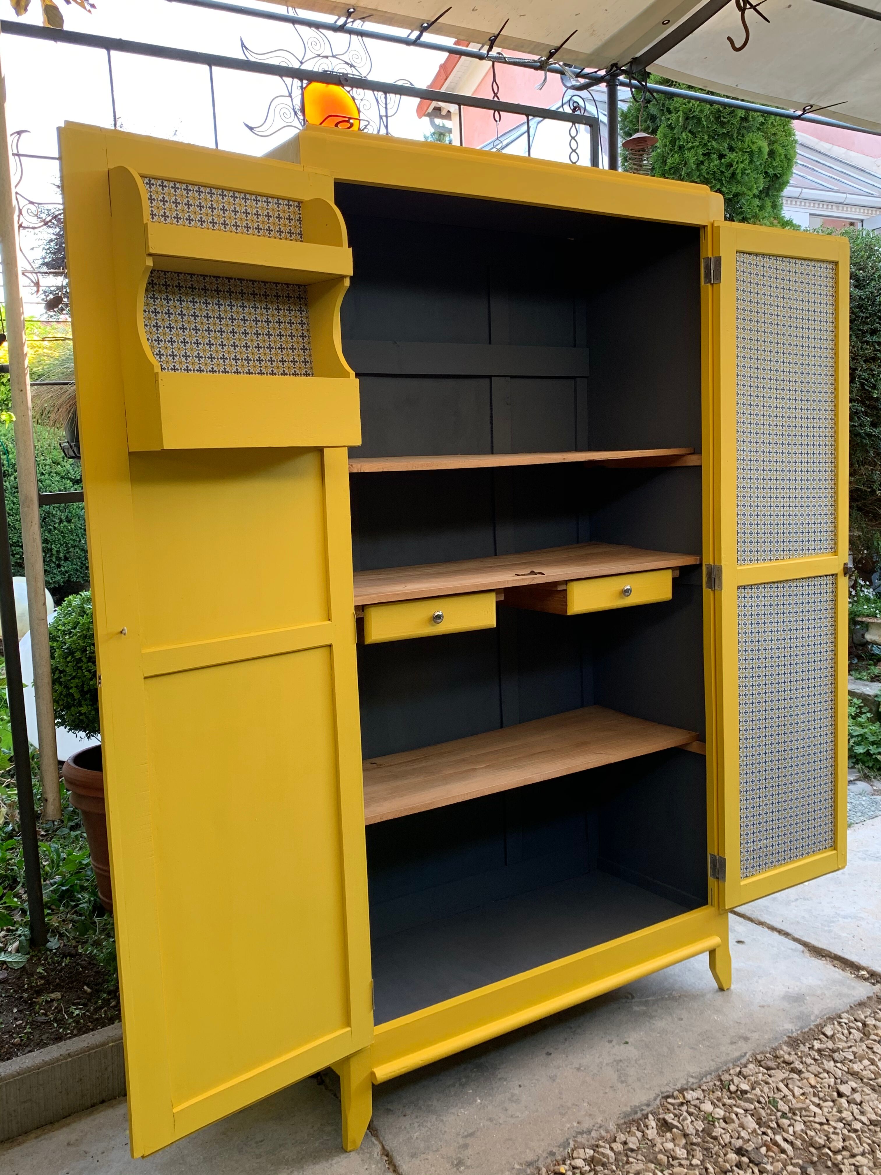 Armoire parisienne jaune poudrée 1950