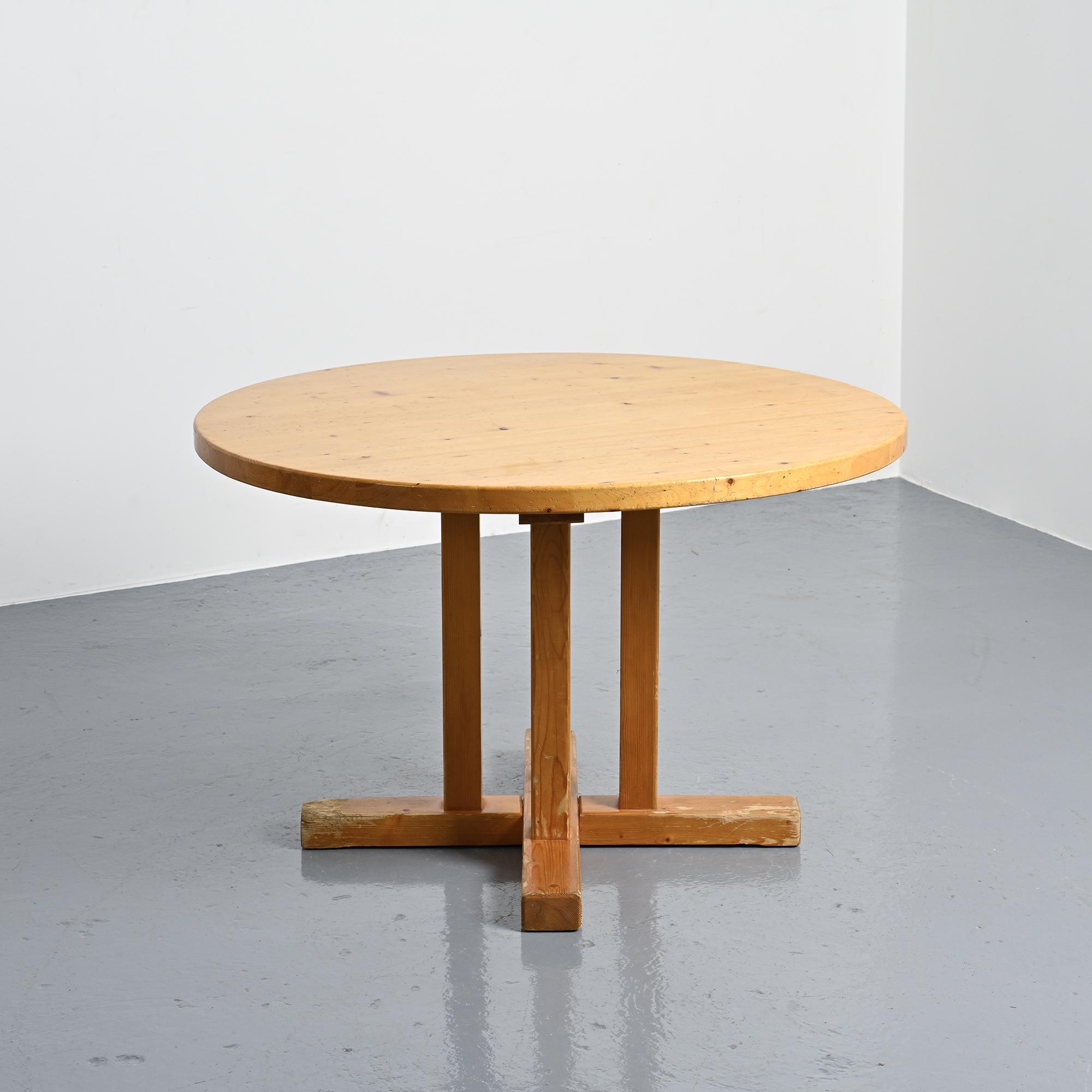 Round dining table, Méribel France, around 1970.