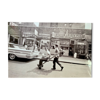 Scène de rue à Little Italy, Manhattan (1964) – Une photo pleine de vie