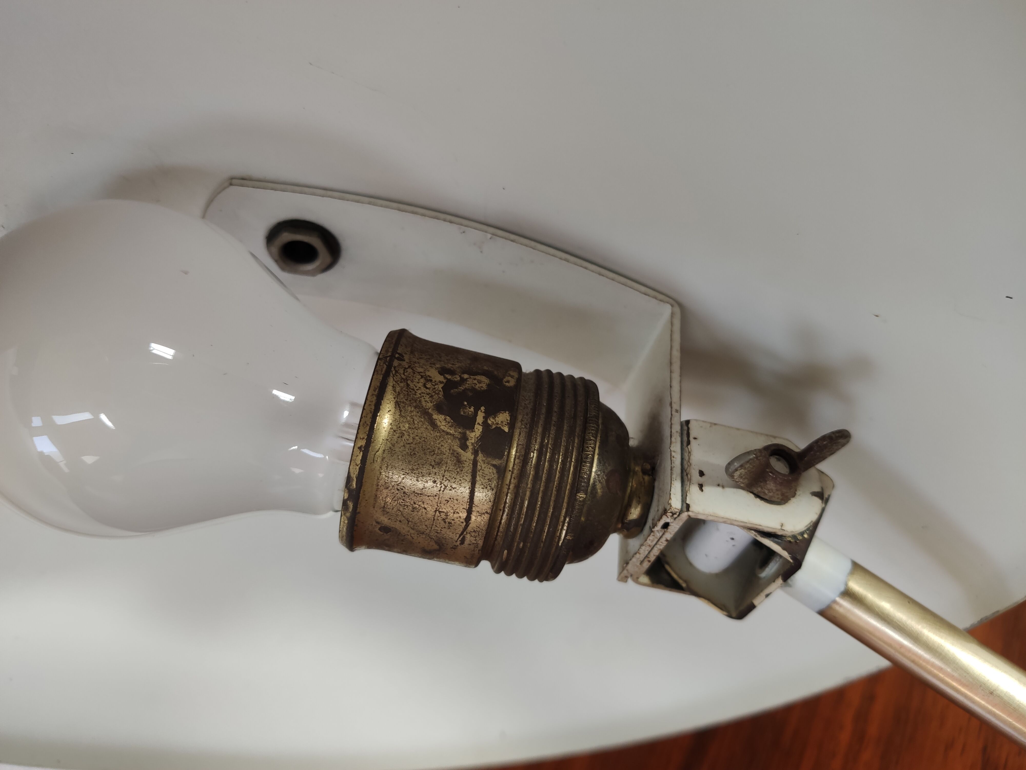 Brass and metal-laying lamp