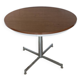 Formica round table