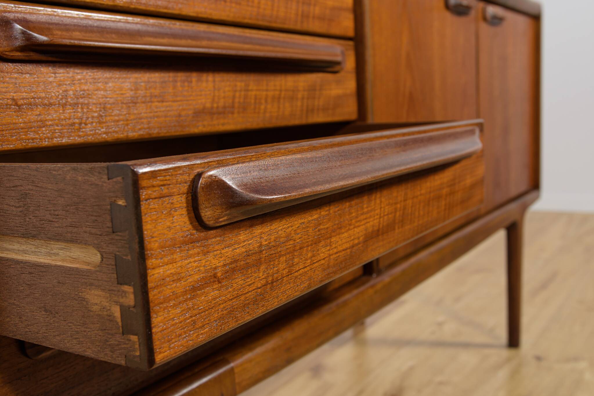 Buffet haut en teck des années 60 par John Herbert pour A. Younger Ltd.