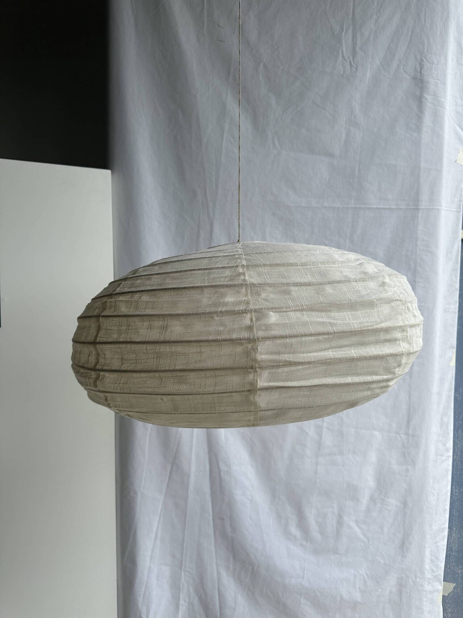 Large oval flat Japanese-style suspension in rattan and natural linen H35 D60.