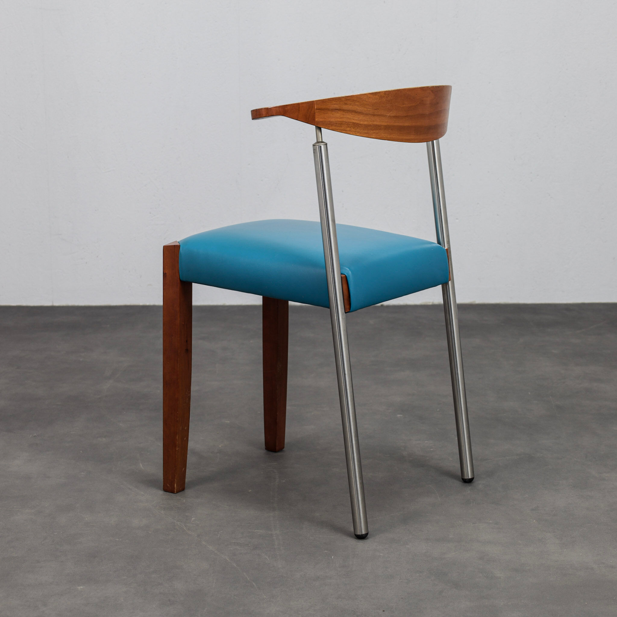 Ensemble de 4 chaises de salle à manger en cuir postmodernes, Italie, années 1990.